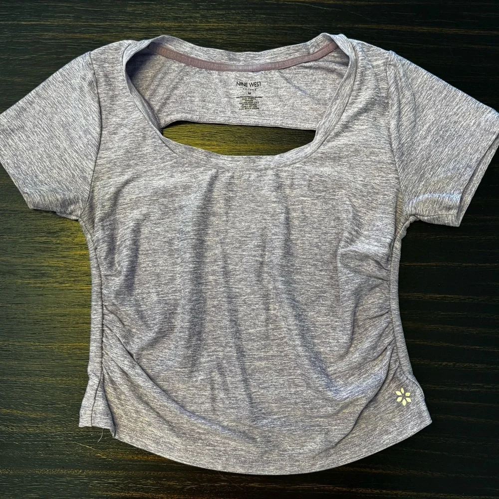 LOT (13 pieces) of running/workout clothes. - Picture 10 of 16